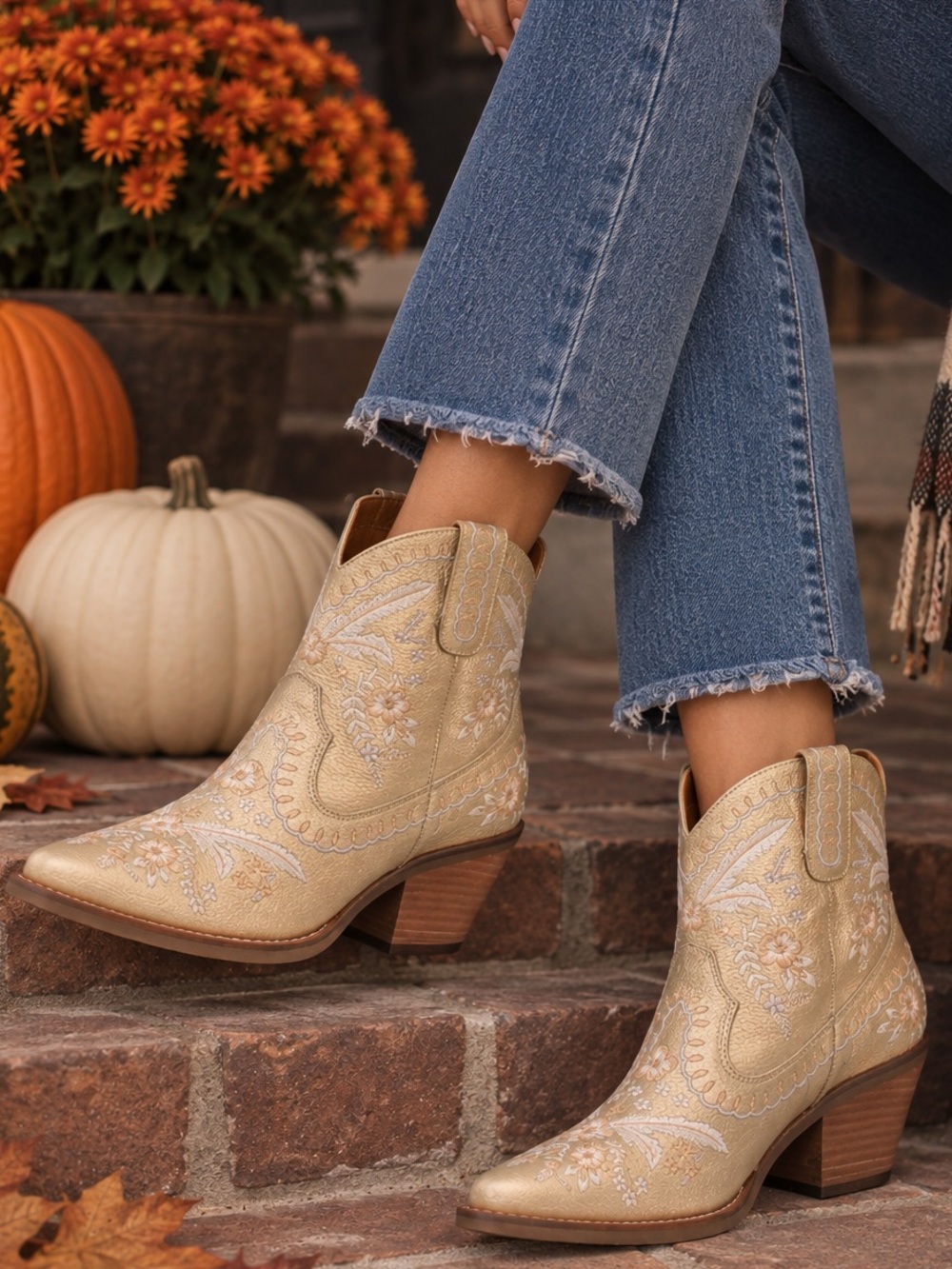 Dingo Gold Floral Embroidered Leather Western Boots Size 9.5 NWT